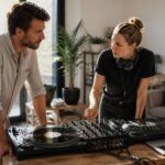 Comment faire appel à un DJ pour votre set électro privé : guide étape par étape
